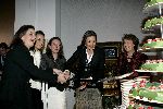 Apeldoorn 16 december 2005
Prinses Margriet Marilene Annette Aimee en Anita taart aansnijden bij expositie van hun trouwjurken op paleis het Loo.