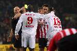 Eindhoven, 29 December 2005
Kompetitiewedstrijd seizoen 2005/2006
PSV-FC-Twente eindstand 1-1
Rahim Ouedraogo krijgt een gele kaart voor zijn overtreding op Jefferson Farfan

© Foto Bart Bel