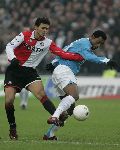 Rotterdam, 11 December 2005 Kompetiewedstrijd seizoen 2005/2006
Feyenoord-PSV, eindstand 1-0
Robert PSV in duel met Hossam Ghaly
