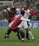Rotterdam, 11 December 2005 Kompetiewedstrijd seizoen 2005/2006
Feyenoord-PSV, eindstand 1-0
Robert PSV in duel met Jonathan de Guzman en Patrick Paauwe en Alexander Ostlund