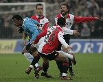 Rotterdam, 11 December 2005 Kompetiewedstrijd seizoen 2005/2006
Feyenoord-PSV, eindstand 1-0
Robert PSV in duel met Jonathan de Guzman en Patrick Paauwe en Alexander Ostlund