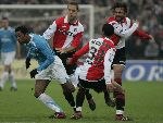 Rotterdam, 11 December 2005 Kompetiewedstrijd seizoen 2005/2006
Feyenoord-PSV, eindstand 1-0
Robert PSV in duel met Jonathan de Guzman en Patrick Paauwe en Alexander Ostlund