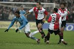 Rotterdam, 11 December 2005 Kompetiewedstrijd seizoen 2005/2006
Feyenoord-PSV, eindstand 1-0
Robert PSV in duel met Jonathan de Guzman en Patrick Paauwe en Alexander Ostlund