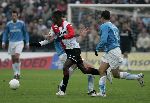 Rotterdam, 11 December 2005 Kompetiewedstrijd seizoen 2005/2006
Feyenoord-PSV, eindstand 1-0
Salomon Kalou in duel met Andre Ooijer en Ismail Aisatti