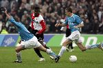 Rotterdam, 11 December 2005 Kompetiewedstrijd seizoen 2005/2006
Feyenoord-PSV, eindstand 1-0
Theo Lucius in duel met Salomon Kalou en Timmy simons