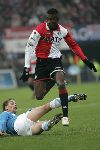Rotterdam, 11 December 2005 Kompetiewedstrijd seizoen 2005/2006
Feyenoord-PSV, eindstand 1-0
Salomon Kalou met op de grond Theo Lucius