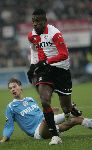 Rotterdam, 11 December 2005 Kompetiewedstrijd seizoen 2005/2006
Feyenoord-PSV, eindstand 1-0
Salomon Kalou met op de grond Theo Lucius