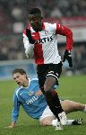 Rotterdam, 11 December 2005 Kompetiewedstrijd seizoen 2005/2006
Feyenoord-PSV, eindstand 1-0
Salomon Kalou met op de grond Theo Lucius