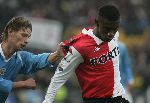 Rotterdam, 11 December 2005 Kompetiewedstrijd seizoen 2005/2006
Feyenoord-PSV, eindstand 1-0
Salomon Kalou in duel met Theo Lucius