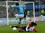 Rotterdam, 11 December 2005 Kompetiewedstrijd seizoen 2005/2006
Feyenoord-PSV, eindstand 1-0
Serginho Geene in duel met Michael Lamey