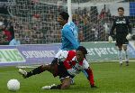 Rotterdam, 11 December 2005 Kompetiewedstrijd seizoen 2005/2006
Feyenoord-PSV, eindstand 1-0
Serginho Geene in duel met Michael Lamey