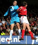 Alkmaar, 26 Februari 2006 Kompetitiewedstrijd AZ-PSV, eindstand 1-2 Seizoen 2005/2006 doelpunten Jan Vennegoor en Kone
Alex PSV in een kopduel met Danny Koevermans