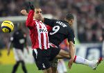 Eindhoven, 21 Februari 2006 Eerste ronde Knock-out Champions league Seizoen 2005/2006 PSV-Olympique Lyon
Alex PSV in duel met John Carew