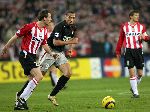 Eindhoven, 21 Februari 2006 Eerste ronde Knock-out Champions league Seizoen 2005/2006 PSV-Olympique Lyon
Andre Ooijer in duel met John Carew