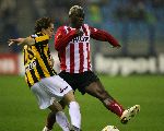 Arnhem, 17 Februari 2006 Kompetitiewedstrijd Vitesse-PSV, eindstand 1-3 Seizoen 2005/2006
Gill Swerts houdt Arouna Kone van de bal