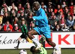 Alkmaar, 26 Februari 2006 Kompetitiewedstrijd AZ-PSV, eindstand 1-2 Seizoen 2005/2006 doelpunten Jan Vennegoor en Kone
Arouna Kone passeert doelman Henk Timmer en scoort 0-2