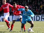 Alkmaar, 26 Februari 2006 Kompetitiewedstrijd AZ-PSV, eindstand 1-2 Seizoen 2005/2006 doelpunten Jan Vennegoor en Kone
Arouna Kone in duel met Tarik Sektioui