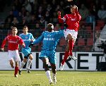 Alkmaar, 26 Februari 2006 Kompetitiewedstrijd AZ-PSV, eindstand 1-2 Seizoen 2005/2006 doelpunten Jan Vennegoor en Kone
Arouna Kone en een koppende Danny Landzaat