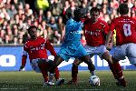 Alkmaar, 26 Februari 2006 Kompetitiewedstrijd AZ-PSV, eindstand 1-2 Seizoen 2005/2006 doelpunten Jan Vennegoor en Kone
Arouna Kone in duel met Danny Landzaat