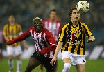 Arnhem, 17 Februari 2006 Kompetitiewedstrijd Vitesse-PSV, eindstand 1-3 Seizoen 2005/2006
Gill Swerts houdt Arouna Kone van de bal