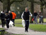 Amsterdam 21 januari 2006
Hans Breukhoven en Connie Breukhoven hardlopen in vondelpark met boodschappen.