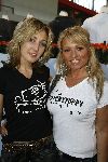 Amsterdam 29 januari 2006
Dutchy puppy t shirts van Bridget Maasland bij Rai.
Desree en Isabelle Brinkman