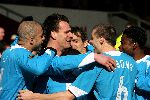 Alkmaar, 26 Februari 2006 Kompetitiewedstrijd AZ-PSV, eindstand 1-2 Seizoen 2005/2006 doelpunten Jan Vennegoor en Kone
Jan Vennegoor of Hesselink wordt in de 4e minuut gefeliciteerd door zijn ploeggenoten Alex PSV Timmy Simons de later uitgevallen Eric Addo en Phillip Cocu