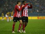 Arnhem, 17 Februari 2006 Kompetitiewedstrijd Vitesse-PSV, eindstand 1-3 Seizoen 2005/2006
Jefferson Farfan wordt gefeliciteerd door zijn ploeggenoot Ismail Aissati met zijn 2e doelpunt