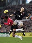 Eindhoven, 21 Februari 2006 Eerste ronde Knock-out Champions league Seizoen 2005/2006 PSV-Olympique Lyon
Jefferson Farfan in duel met Cris