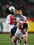 Amsterdam, 22 Februari 2006 Champions League 1e ronde na voorrondes Seizoen 2005/2006 AJAX-Internationale, Eindstand 2-2 Thomas Vermaelen in duel met oud Feyenoorder Julio Cruz