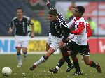 Rotterdam, 5 Februari 2006 Kompetiewedstrijd Feyenoord-AJAX, eindstand 3-2 Seizoen 2005/2006
Klaas Jan Huntelaar in duel met Bahia