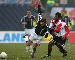 Rotterdam, 5 Februari 2006 Kompetiewedstrijd Feyenoord-AJAX, eindstand 3-2 Seizoen 2005/2006
Klaas Jan Huntelaar in duel met Bahia