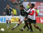 Rotterdam, 5 Februari 2006 Kompetiewedstrijd Feyenoord-AJAX, eindstand 3-2 Seizoen 2005/2006
Klaas Jan Huntelaar in duel met Bahia
