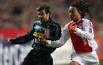 Amsterdam, 22 Februari 2006 Champions League 1e ronde na voorrondes Seizoen 2005/2006 AJAX-Internationale, Eindstand 2-2 Luis Figo in duel met Urby Amanuelson