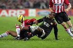 Eindhoven, 21 Februari 2006 Eerste ronde Knock-out Champions league Seizoen 2005/2006 PSV-Olympique Lyon
Michael Lamey in duel met Patrick Muller