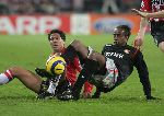 Eindhoven, 21 Februari 2006 Eerste ronde Knock-out Champions league Seizoen 2005/2006 PSV-Olympique Lyon
Michael Lamey in duel met Patrick Muller