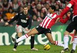 Eindhoven, 21 Februari 2006 Eerste ronde Knock-out Champions league Seizoen 2005/2006 PSV-Olympique Lyon
Michael Lamey in duel met Francois Clerc