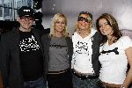 Amsterdam 30 januari 2006
Presentatie nieuwe t shirts dutchy puppy met Bridget Maasland.
Bridget met ouders en Monique Verkaart