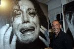 Amsterdam, 24 Januari 2006
Nol Millecam bij een grote huilende foto van Sylvie Millecam