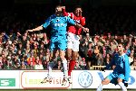 Alkmaar, 26 Februari 2006 Kompetitiewedstrijd AZ-PSV, eindstand 1-2 Seizoen 2005/2006 doelpunten Jan Vennegoor en Kone
Timmy Simons in een kopduel met Danny Landzaat