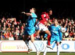 Alkmaar, 26 Februari 2006 Kompetitiewedstrijd AZ-PSV, eindstand 1-2 Seizoen 2005/2006 doelpunten Jan Vennegoor en Kone
Timmy Simons in een kopduel met Danny Landzaat.
Ibrahim Afellay kijkt toe