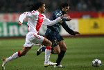 Amsterdam, 22 Februari 2006 Champions League 1e ronde na voorrondes Seizoen 2005/2006 AJAX-Internationale, Eindstand 2-2 Luis Figo in duel met Urby Amanuelson