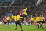 Eindhoven, 20 Februari 2007 Champions Leaguewedstrijd
PSV-FC Arsenal 1e ronde Eindstand 1-0 Seizoen 2006/2007
Alex PSV in een luchtduel met William Gallas (10) enKolo Toure