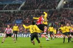 Eindhoven, 20 Februari 2007 Champions Leaguewedstrijd
PSV-FC Arsenal 1e ronde Eindstand 1-0 Seizoen 2006/2007
Alex PSV in een luchtduel met William Gallas (10) enKolo Toure