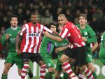 Eindhoven, 24 Februari 2007 Kompetitiewedstrijd PSV-FC Groningen, eindstand 1-0 Seizoen 2006/2007
De beste speler en uiteindelijk matchwinnaar van de avond ALEX PSV probeert zich los te drukken van zijn verdedigers
Phillip Cocu en Eduardo Alcides, geheel links Antoine v d Linden