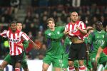 Eindhoven, 24 Februari 2007 Kompetitiewedstrijd PSV-FC Groningen, eindstand 1-0 Seizoen 2006/2007
De beste speler en uiteindelijk matchwinnaar van de avond ALEX PSV probeert zich los te drukken van zijn verdedigers
Foto Peter Smulders BV Eindhoven