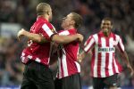 Eindhoven, 24 Februari 2007 Kompetitiewedstrijd PSV-FC Groningen, eindstand 1-0 Seizoen 2006/2007
De beste speler en uiteindelijk matchwinnaar van de avond ALEX PSV wordt gefeliciteerd na zijn doelpunt door Timmy Simons