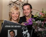 Rosmalen, 1 Januari 2007
Annie Schilder met John de Bever bij uitreiking van nieuwe CD van John 
