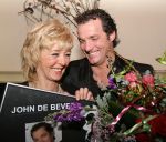Rosmalen, 1 Januari 2007
Annie Schilder met John de Bever bij uitreiking van nieuwe CD van John 
