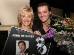 Rosmalen, 1 Januari 2007
Annie Schilder met John de Bever bij uitreiking van nieuwe CD van John 